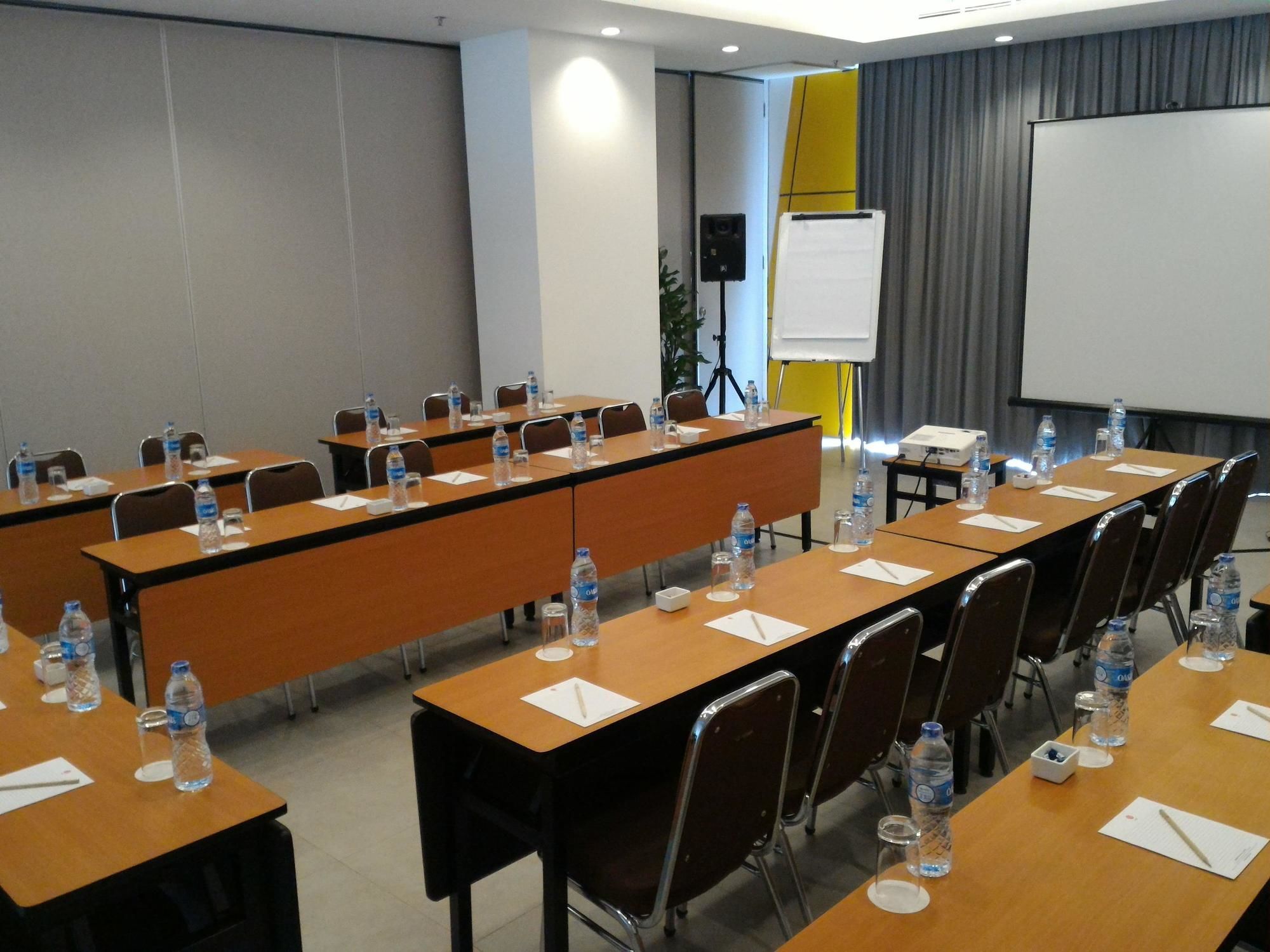 Townhouse Oak Jp Hotel Jakarta Exterior photo